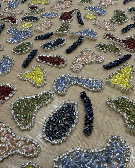 Crystal chain design with multi color beads